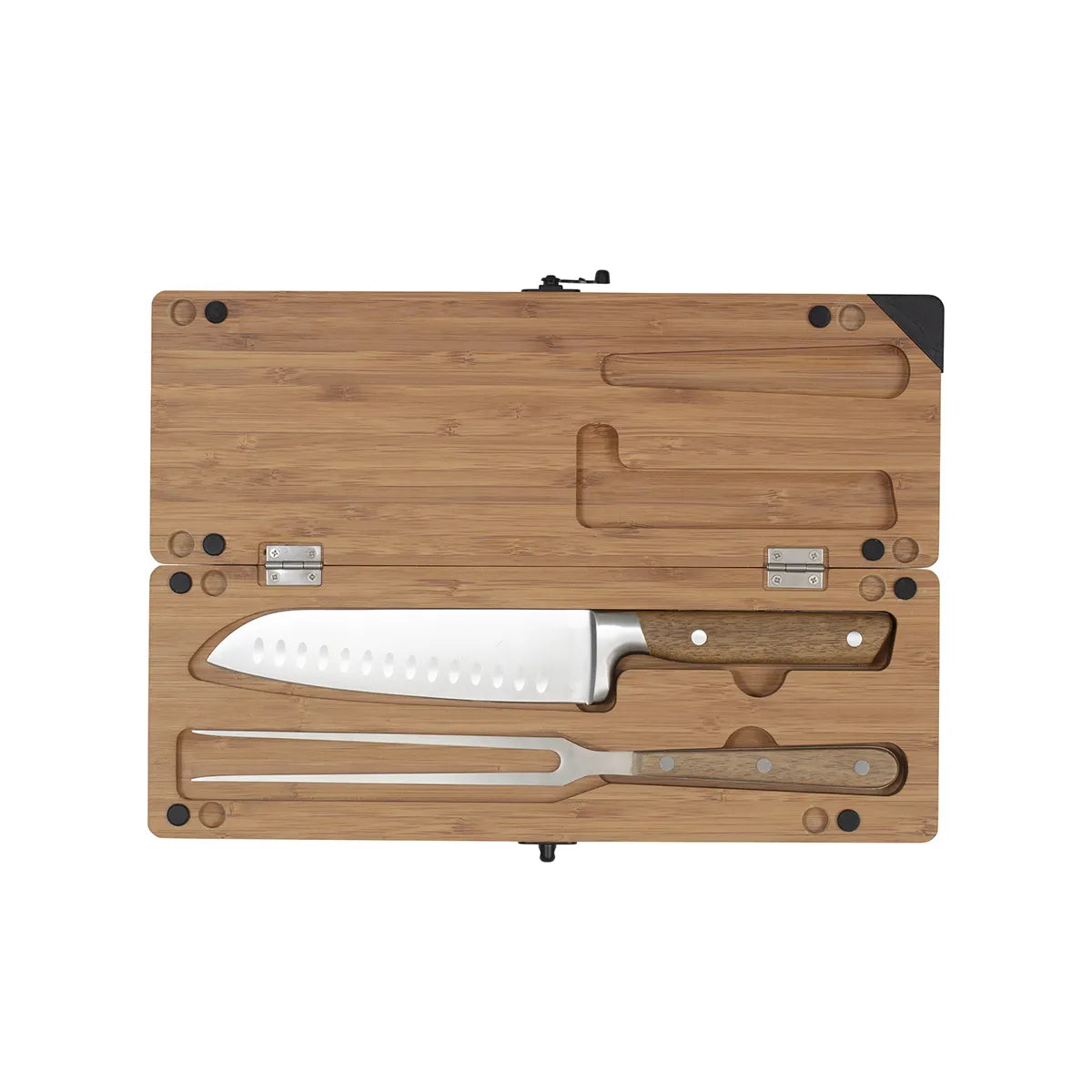 Viipalointisetti leikkuulaudalla, johon kuuluu taitettava puinen leikkuulauta, Santoku-veitsi ja lihahaarukka.