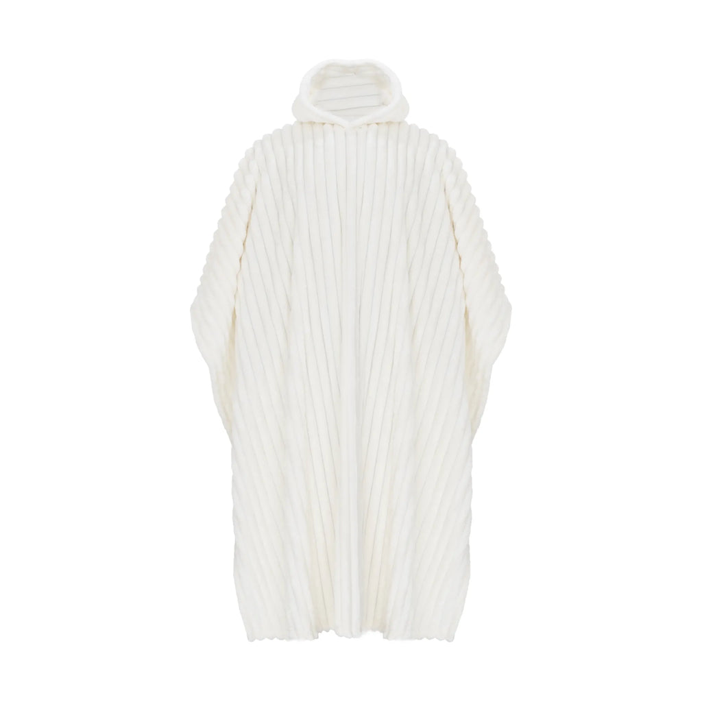 Valkoinen poncho Mukava hupullinen poncho, jossa on pystysuuntaisesti uurrettu pinta.