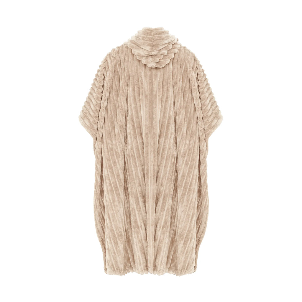Seripoint Oy:n beige Poncho Cozy -takki takaa katsottuna; siinä on pystysuuntaisesti uurrettu rakenne ja huppu.