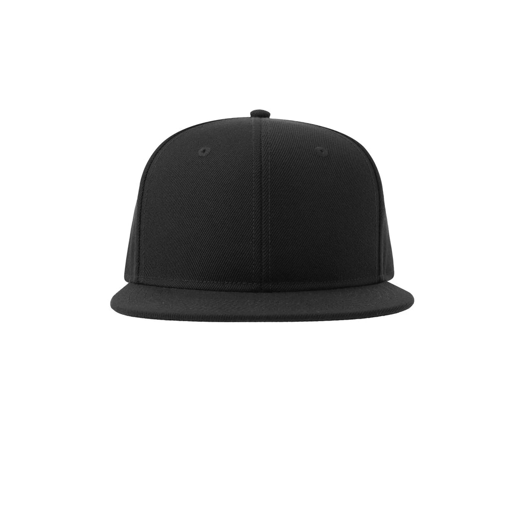 Musta Snap Back-S-lippis, valmistettu kierrätetystä polyesteristä, tasaisella lippalla.