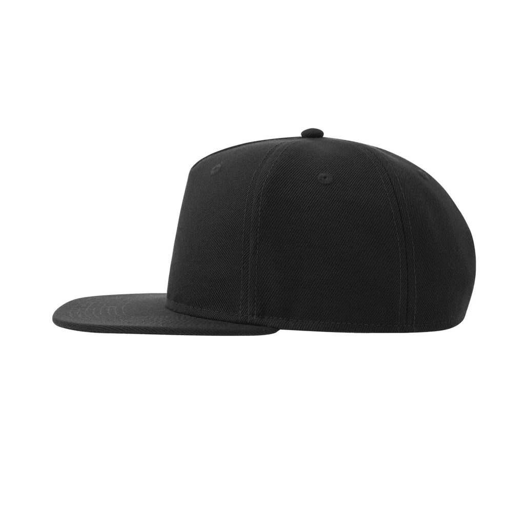 Mustan Snap Five-S -lippis-snapback-lippiksen sivukuva; lippiksessä on tasainen lippa, joka on valmistettu kierrätetystä polyesteristä.