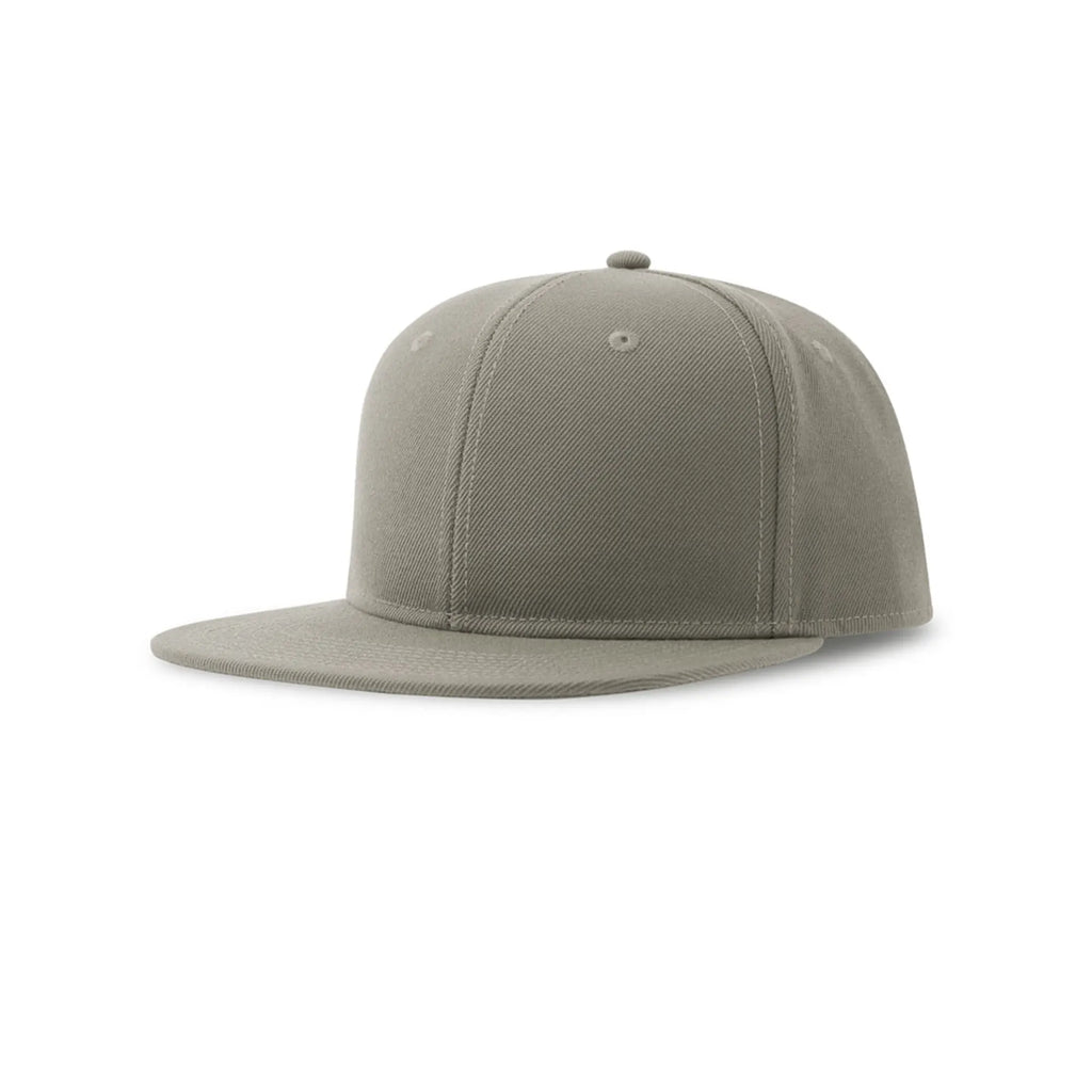 Taupe Snap Back-S -lippis, valmistettu kierrätetystä polyesteristä, tasaisella lippalla.