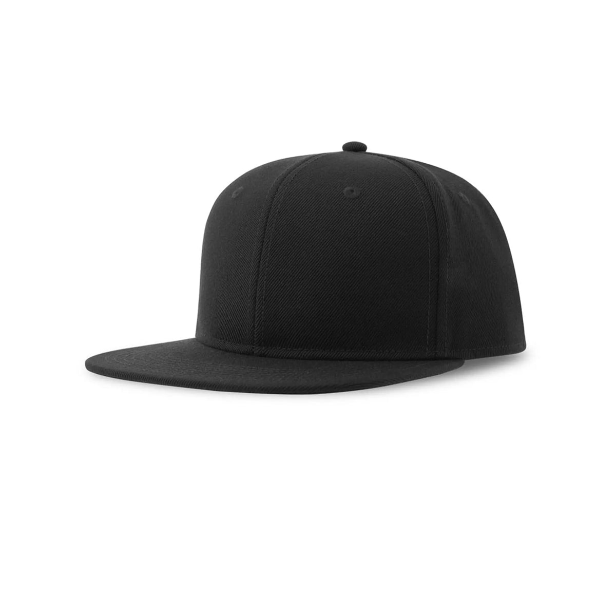 Musta Snap Back-S -lippis, snapback-tyyppinen lippis, jossa on tasainen lippa ja joka on valmistettu kierrätetystä polyesteristä.