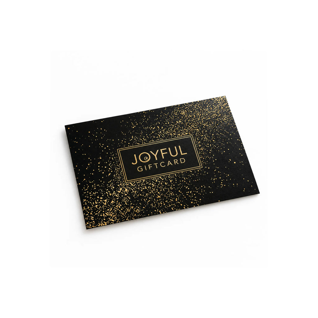 Musta, suorakulmainen Joyful-lahjakortti, jossa on kultaisia pilkkuja sisältävä kuvio ja teksti JOYFUL GIFTCARD keskellä sijaitsevassa, kultaisella reunuksella varustetussa laatikossa.